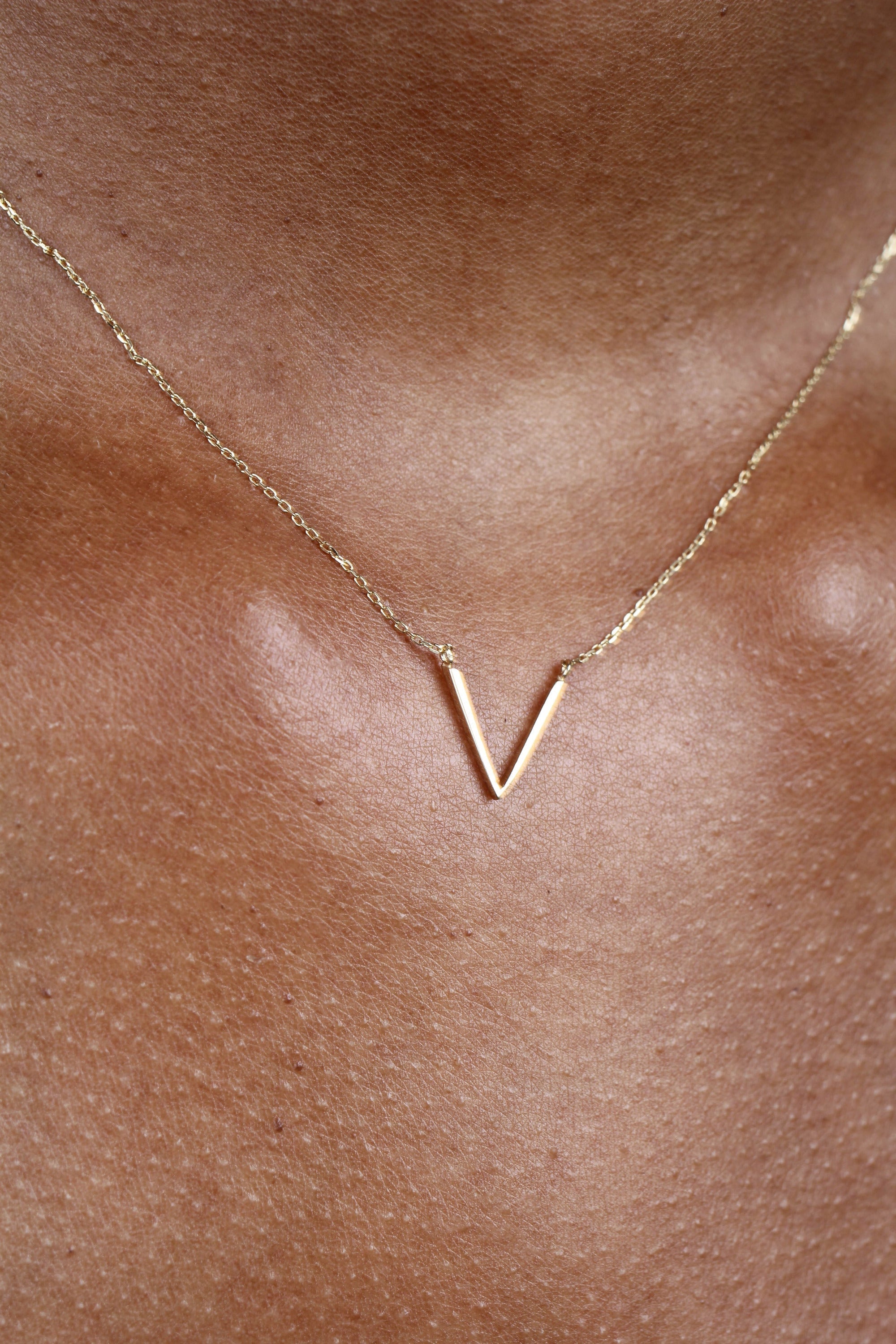 Charm necklace - Gold plunging V