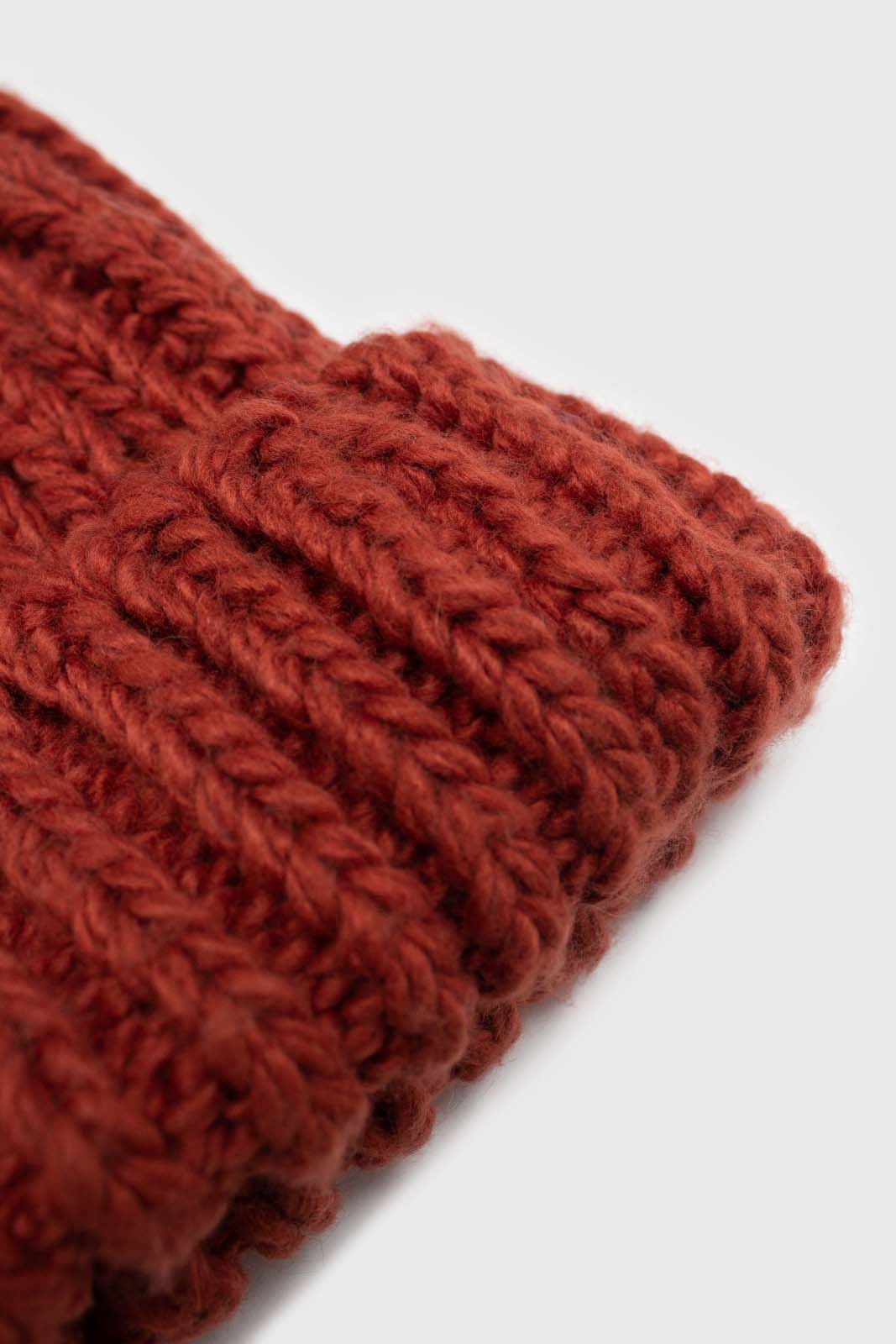 Rusty orange ribbed black feather pom pom hat