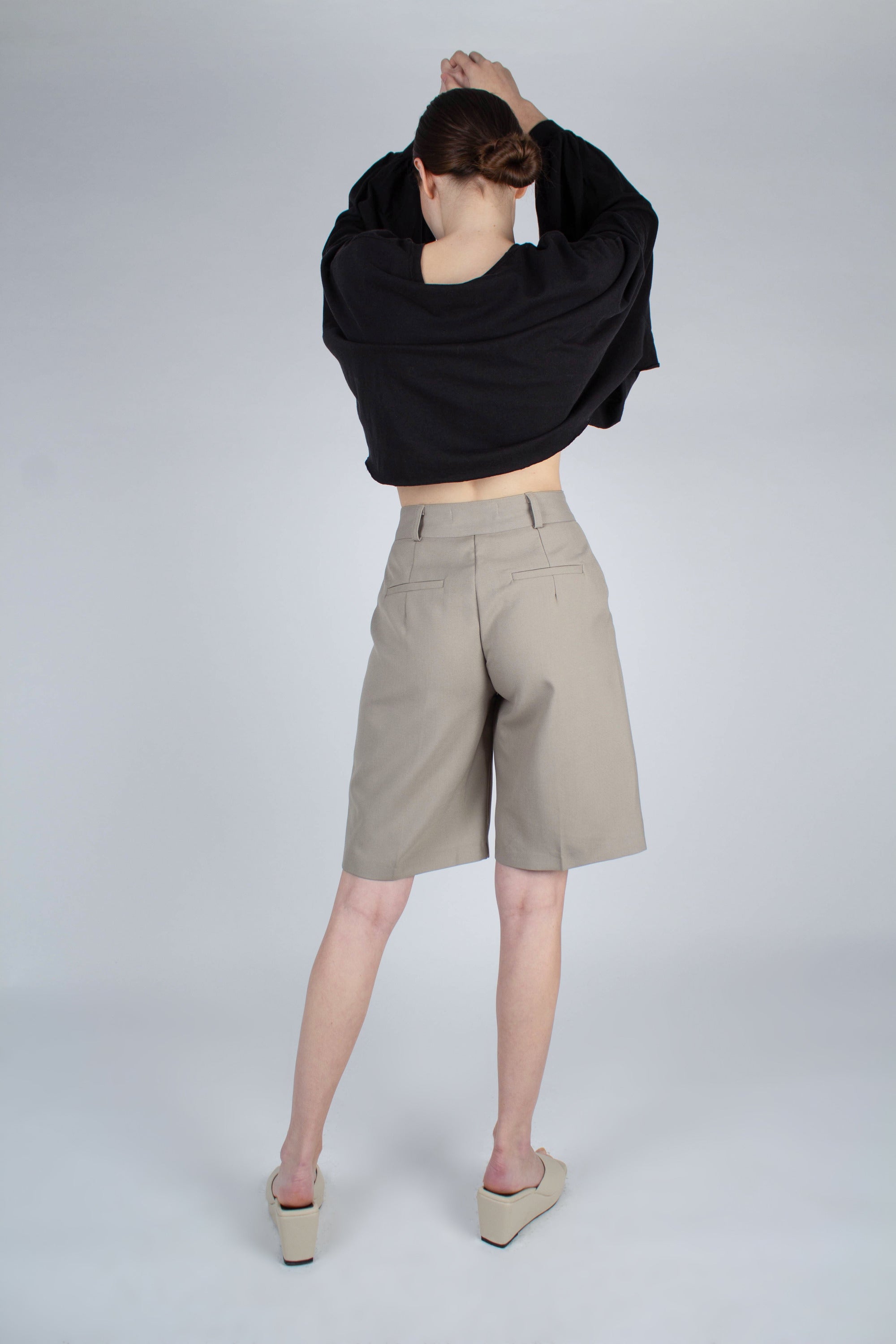 Pale khaki tucked suit shorts