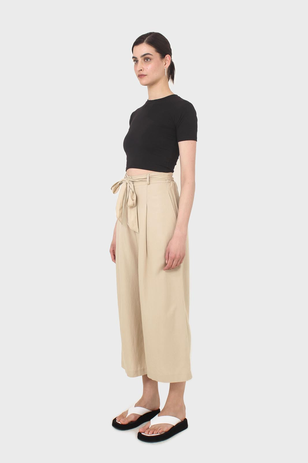 Black fitted cropped tee