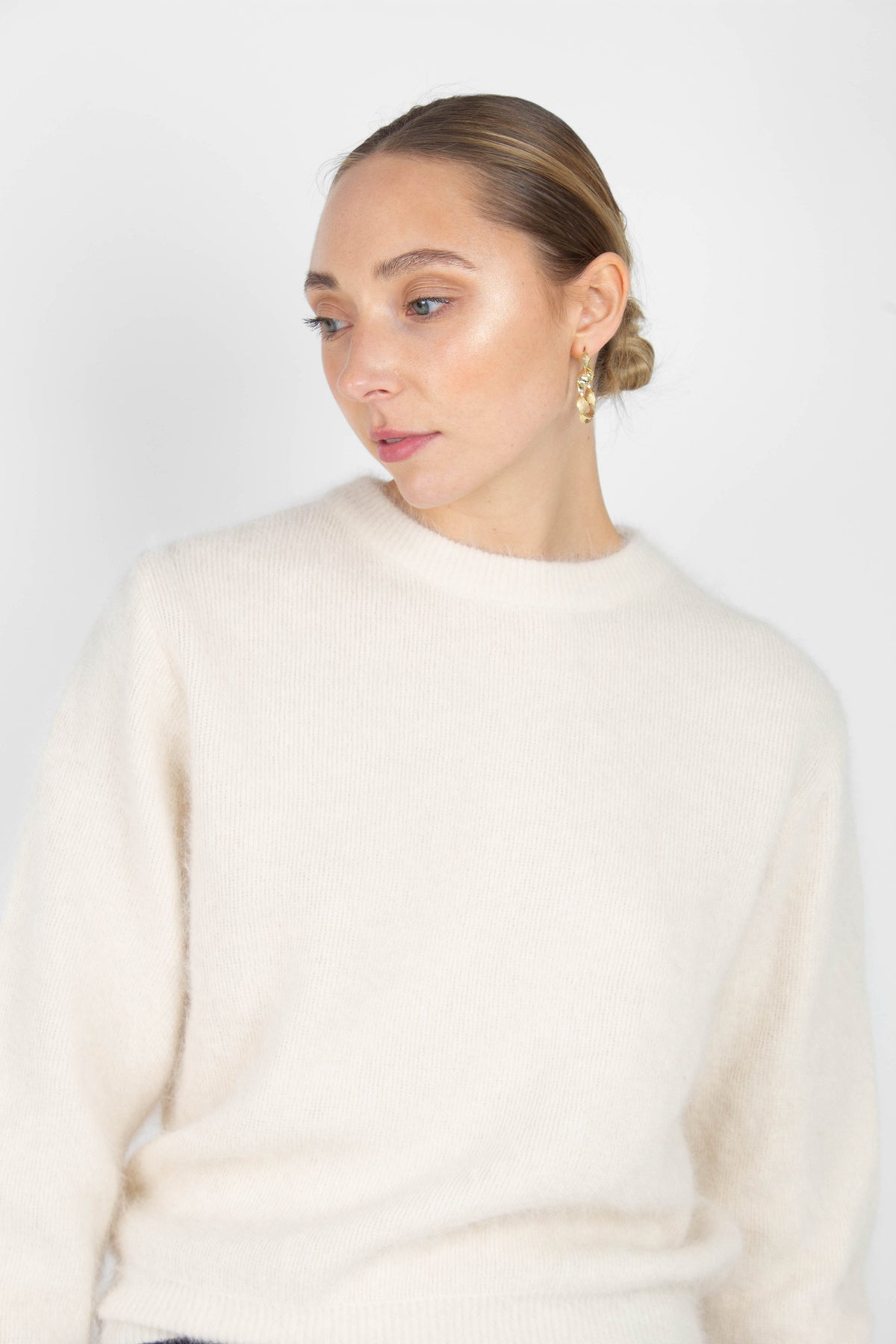 Light beige balloon sleeve angora jumper