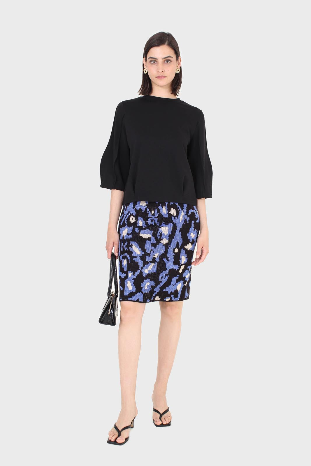 Black sharp seamed 3/4 sleeve top