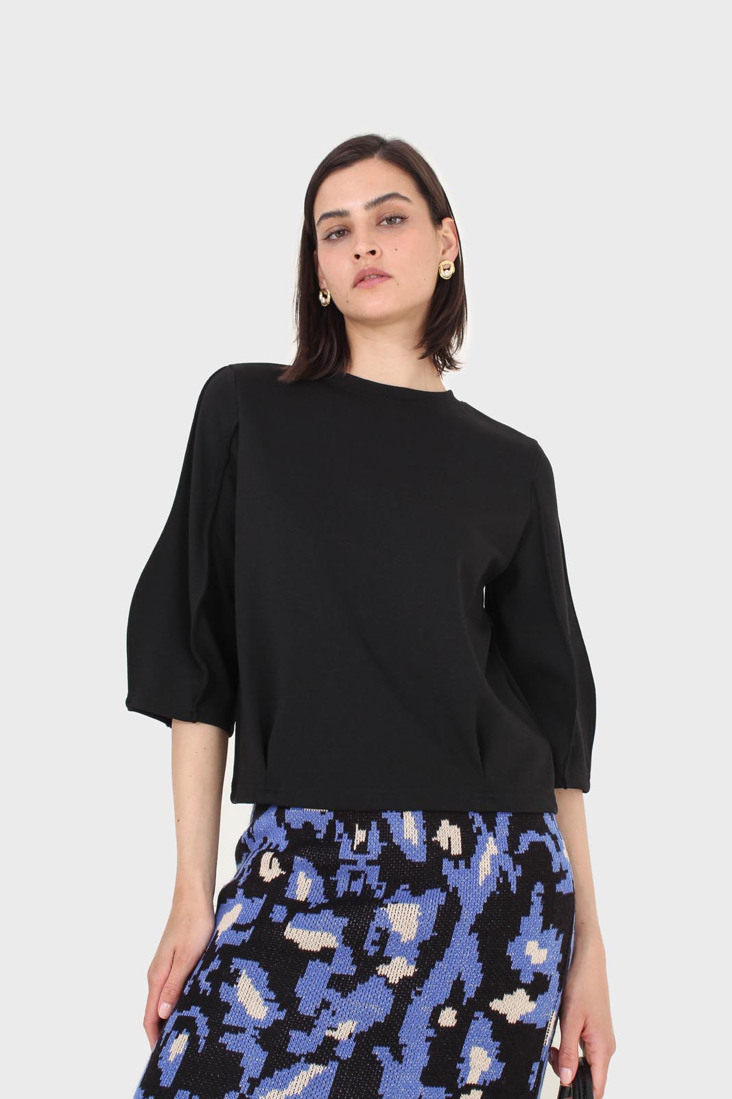 Black sharp seamed 3/4 sleeve top