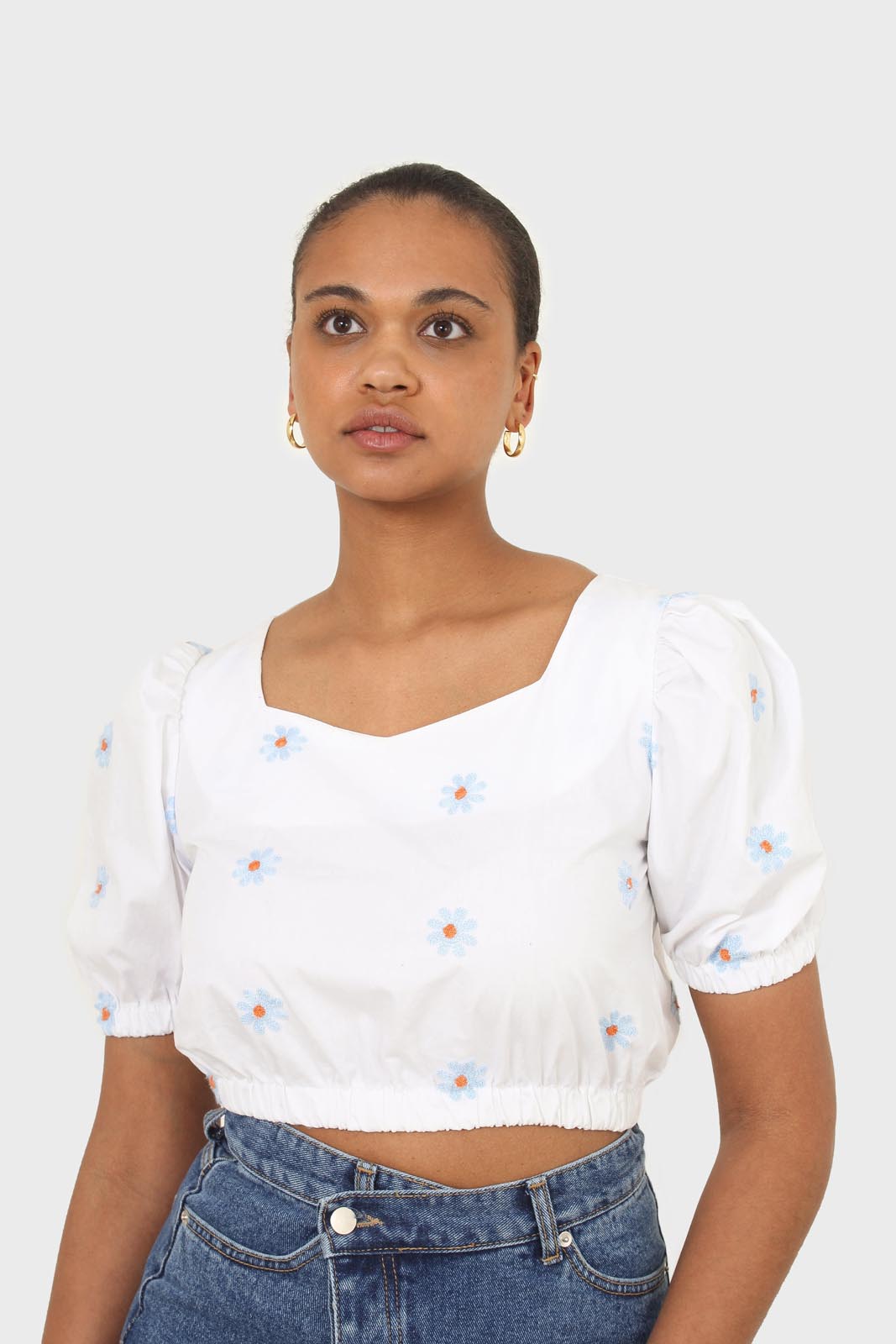 White embroidered daisy short sleeved top