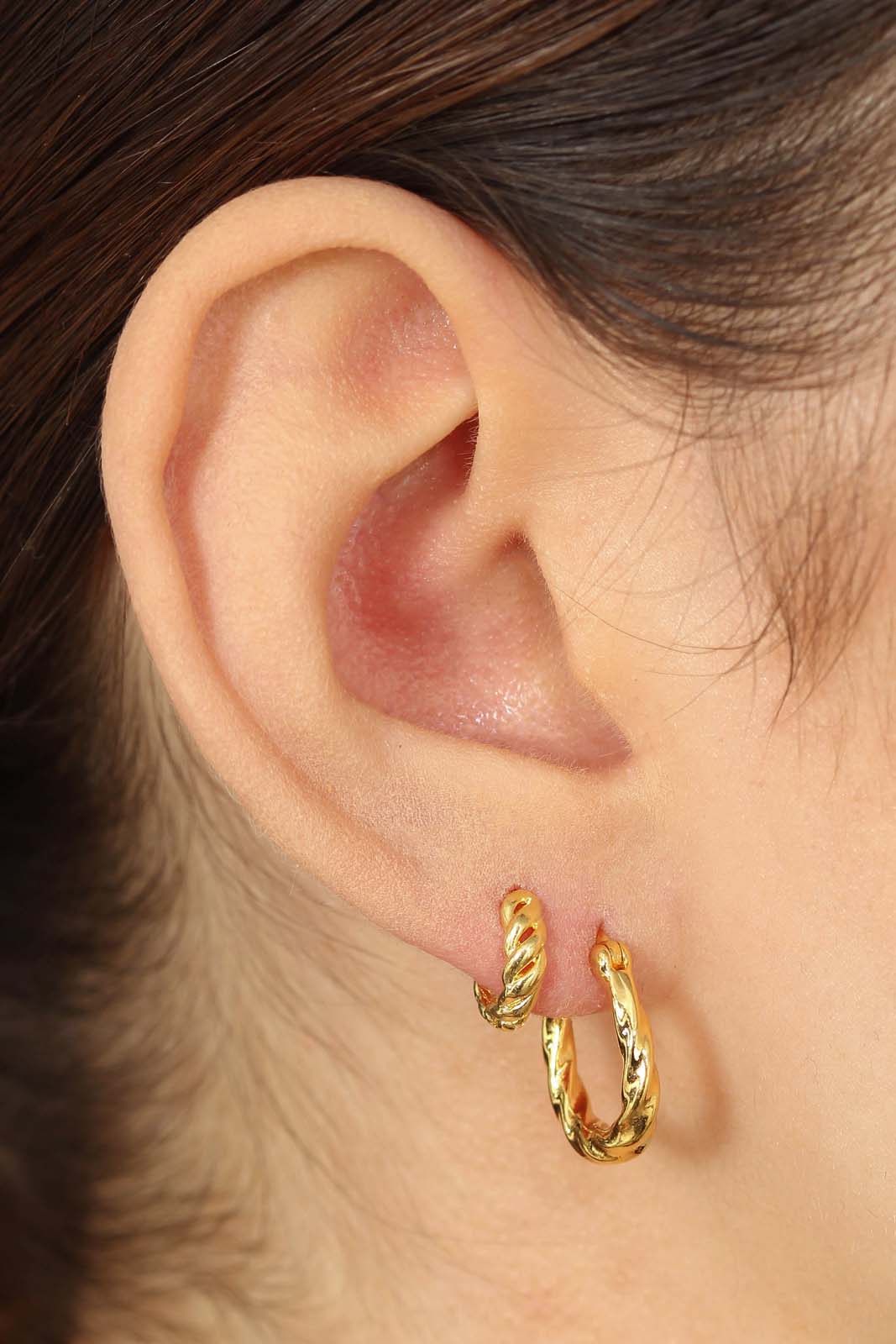 Gold twisted oval huggie earring - 9mm