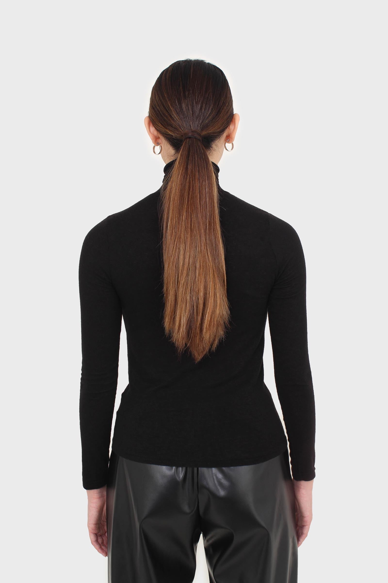 Black wool blended thin turtleneck top