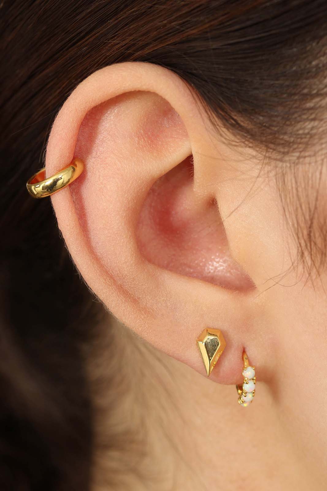 Gold iridescent huggie hoop earrings - 7mm