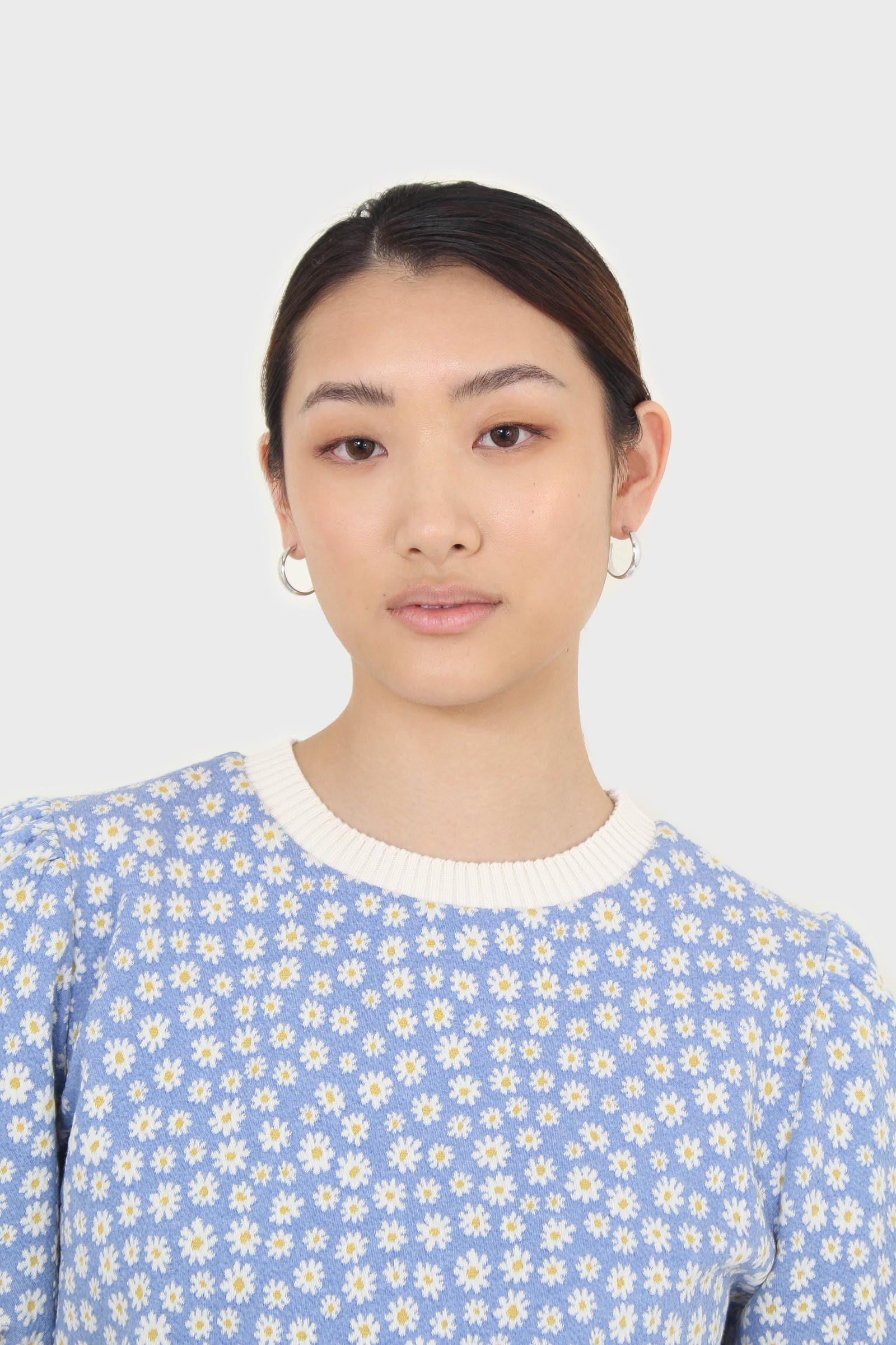 Blue and white daisies short puff sleeved top