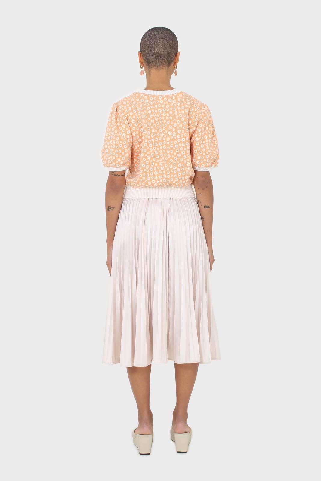 Orange and white daisies short puff sleeved top