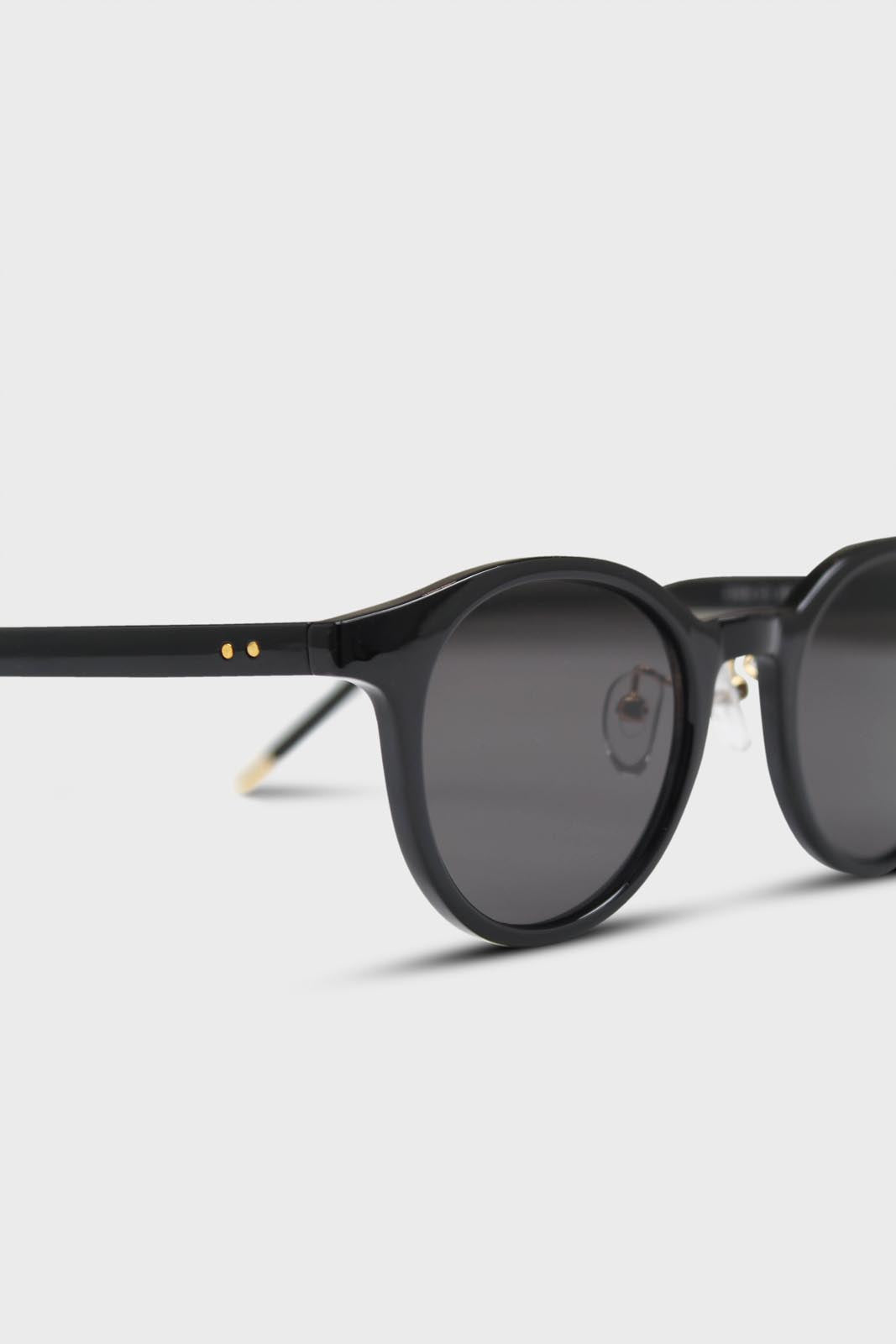 Black classic round sunglasses