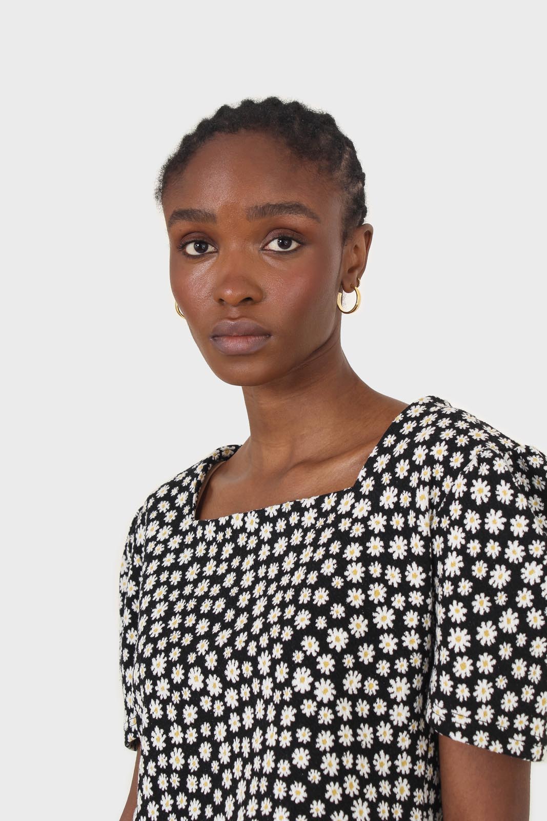 Black daisies square neckline puff sleeve cropped top