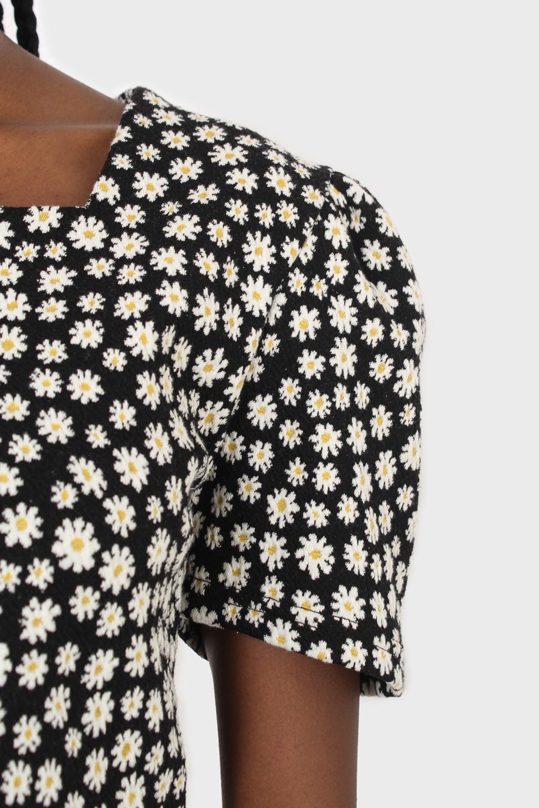 Black daisies square neckline puff sleeve cropped top
