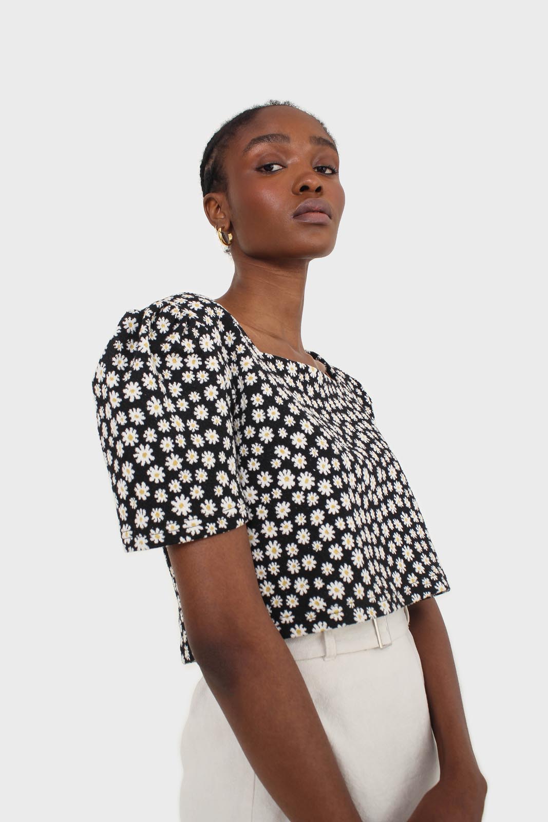 Black daisies square neckline puff sleeve cropped top