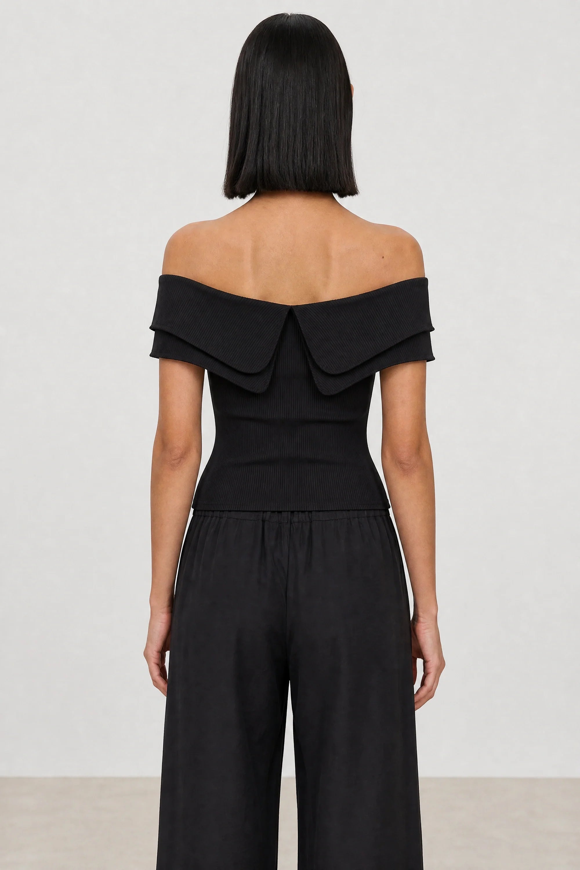 Black giant pointed double collar sleeveless top