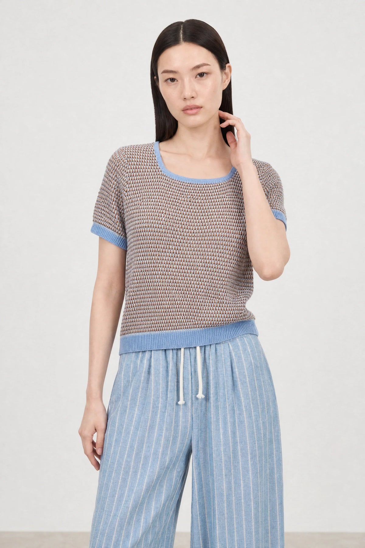 Brown and blue contrast trim mixed knit tee