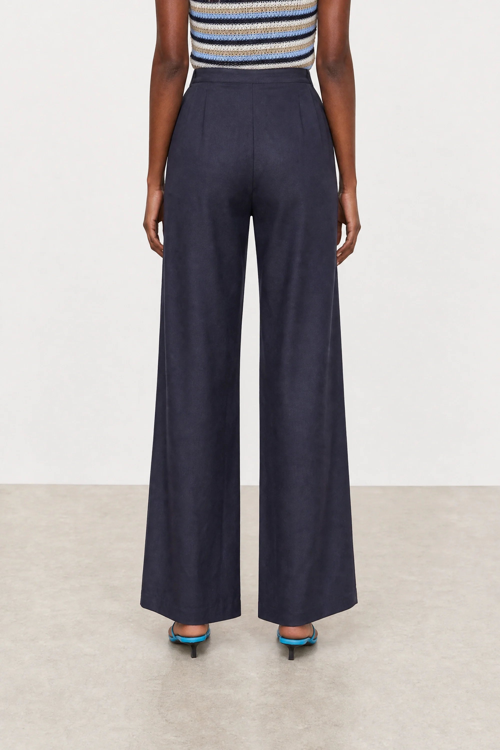 Navy blue pleated short trousers