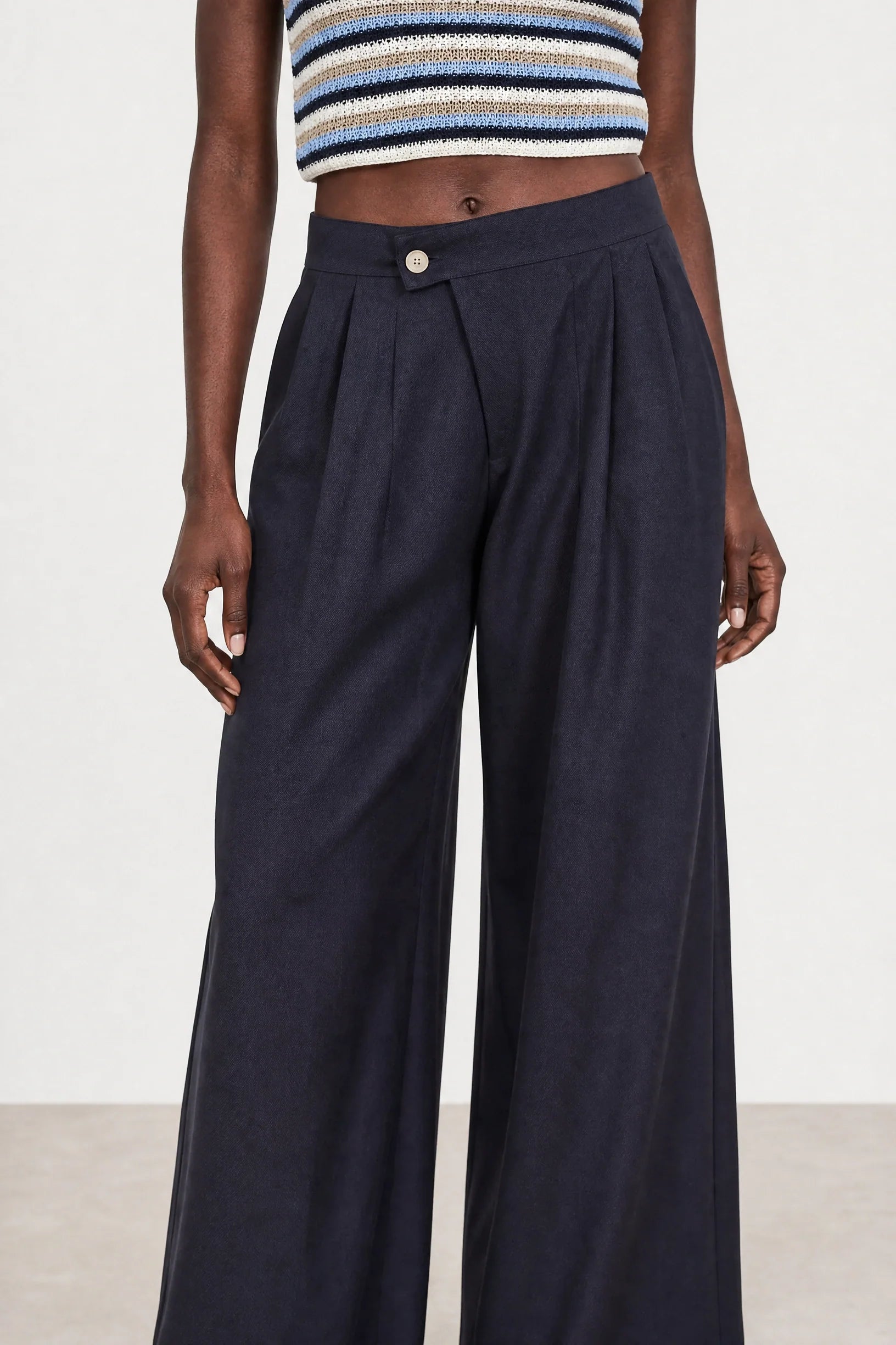 Navy blue pleated short trousers