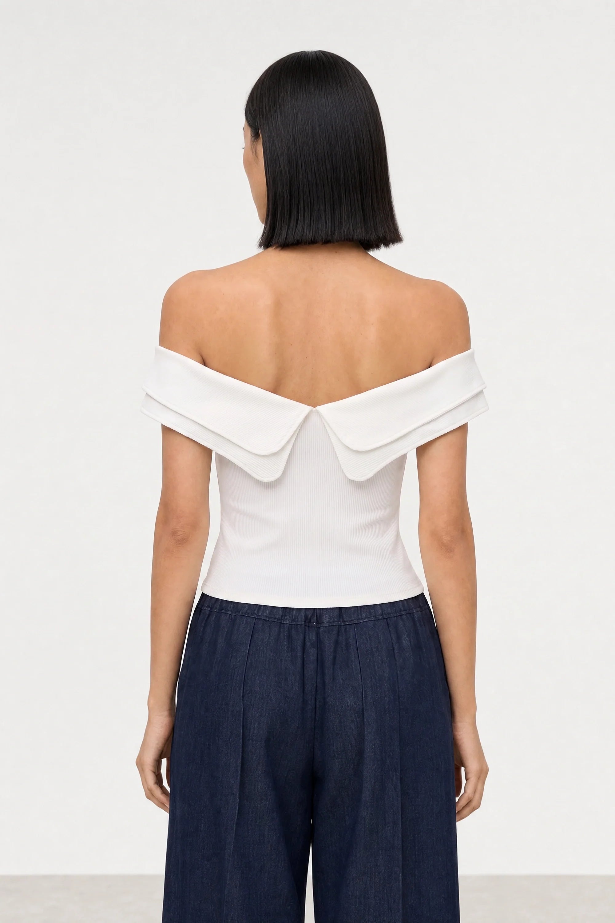 White giant pointed double collar sleeveless top