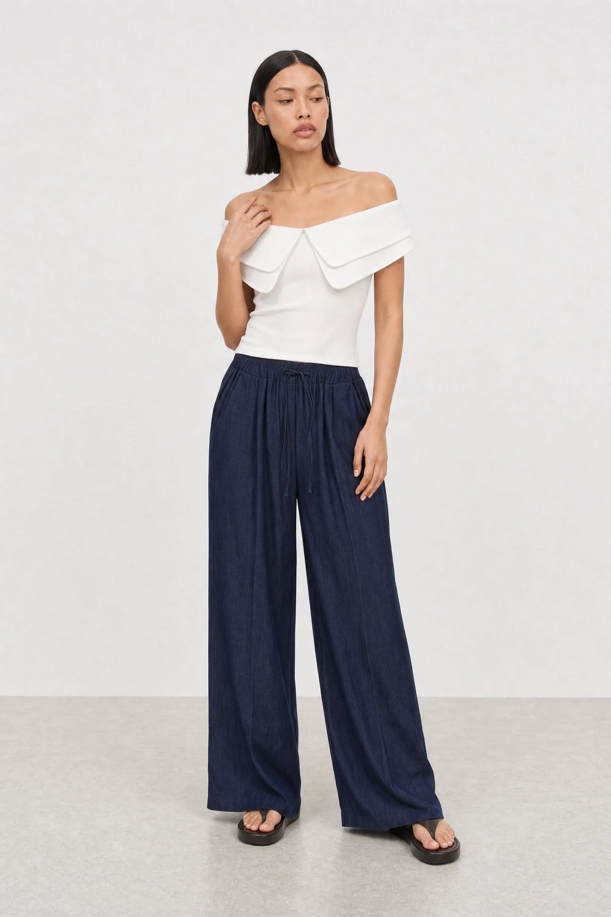 White giant pointed double collar sleeveless top